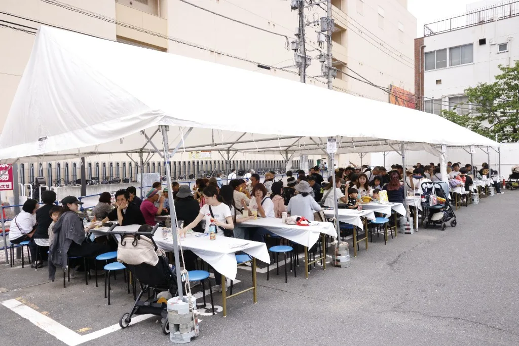 タイムズ小川町第10駐車場の飲食エリア