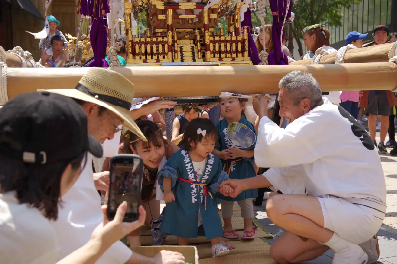 子供神輿くぐりの様子
